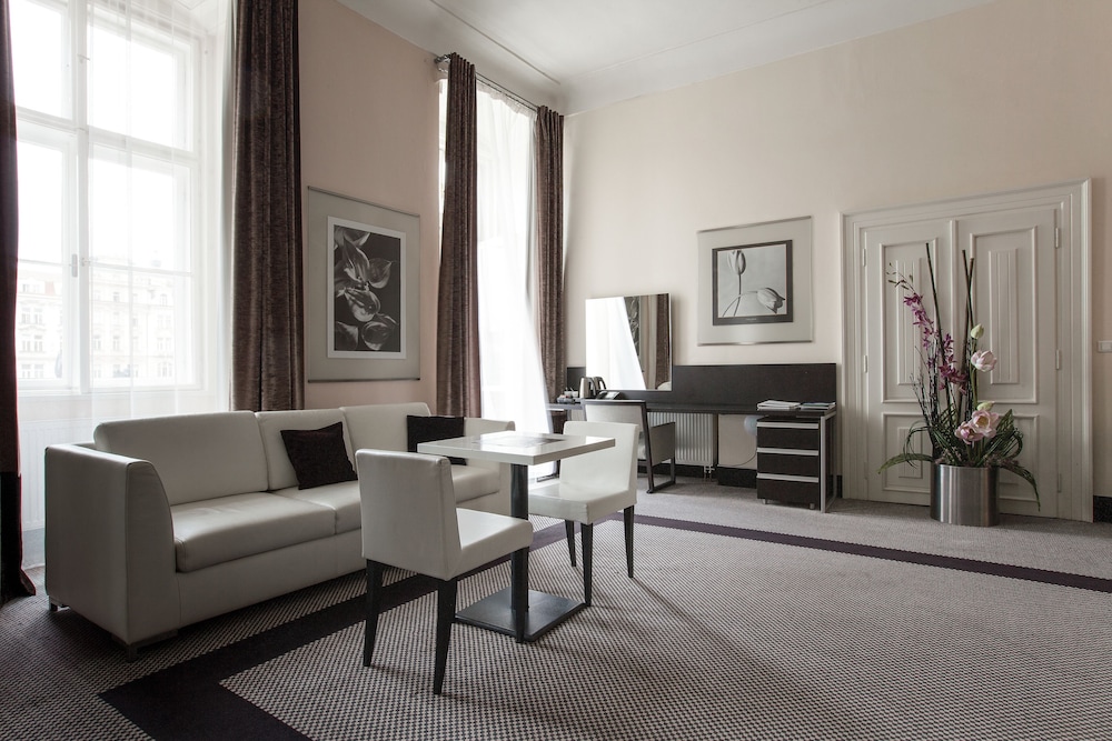 Old Town Square Residence by Emblem 17/36
