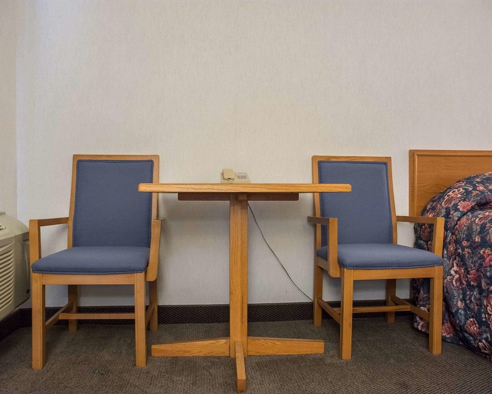 Econo Lodge By The Falls 22/24