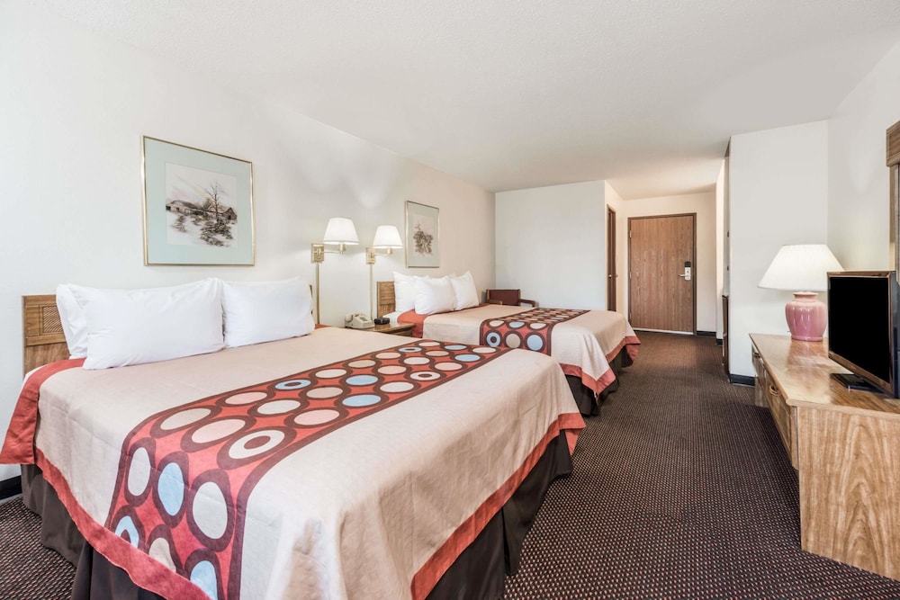 Super 8 by Wyndham Du Quoin 7/23