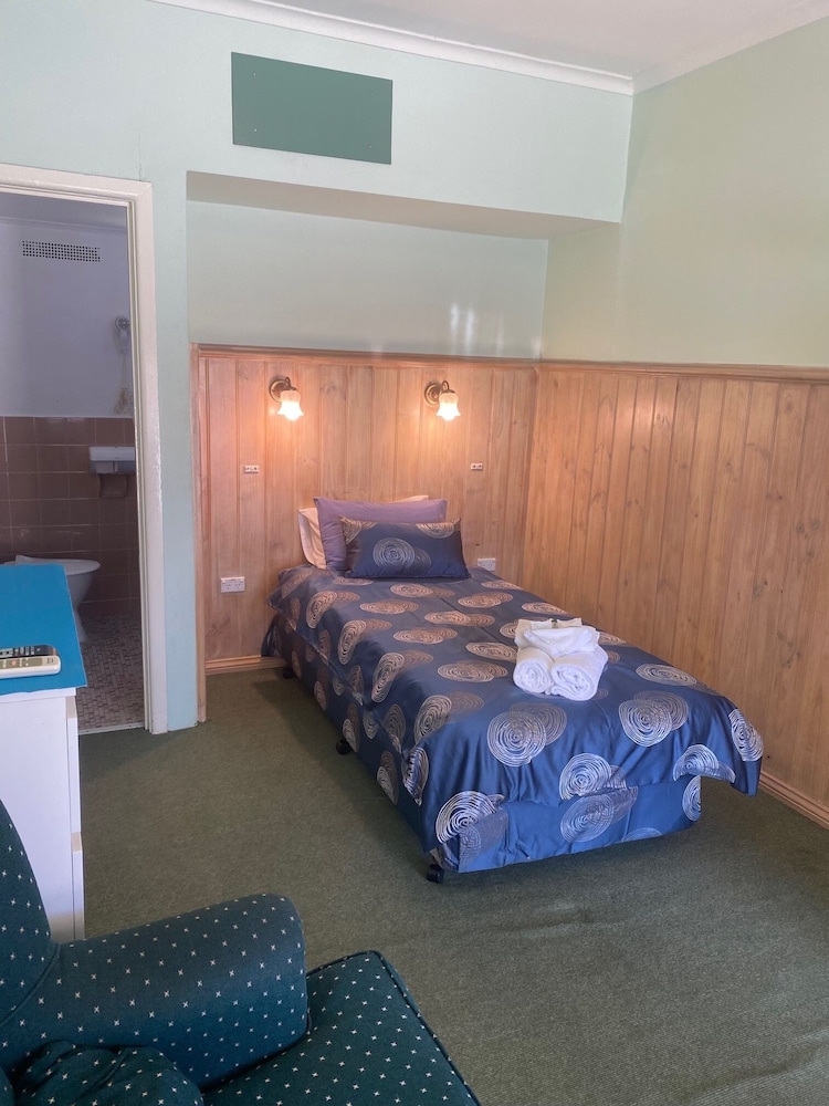Paddle Steamer Motel 8/41
