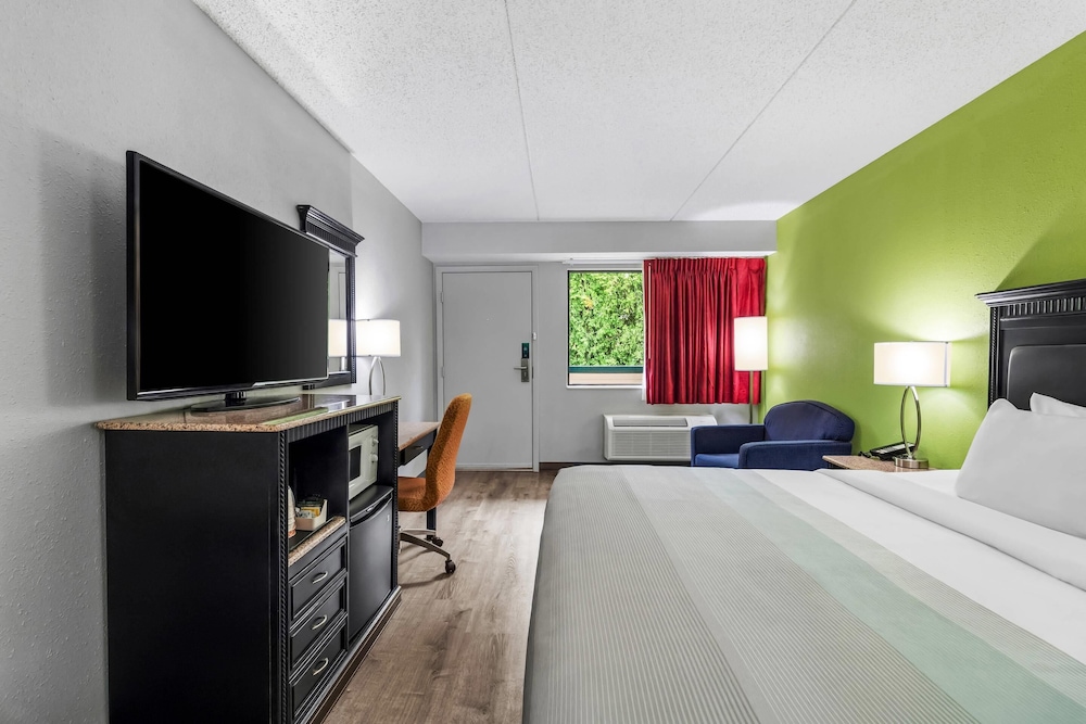 Quality Inn & Suites Gibsonia - Pittsburgh North PA 25/68