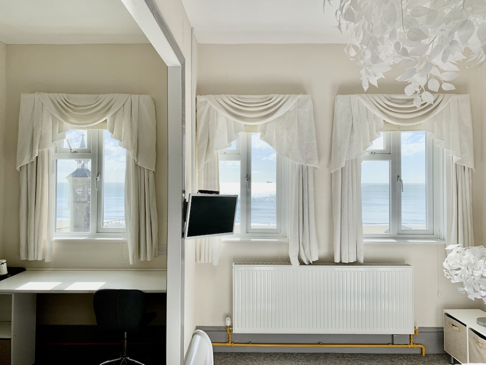 The Waterfront Inn 2/50