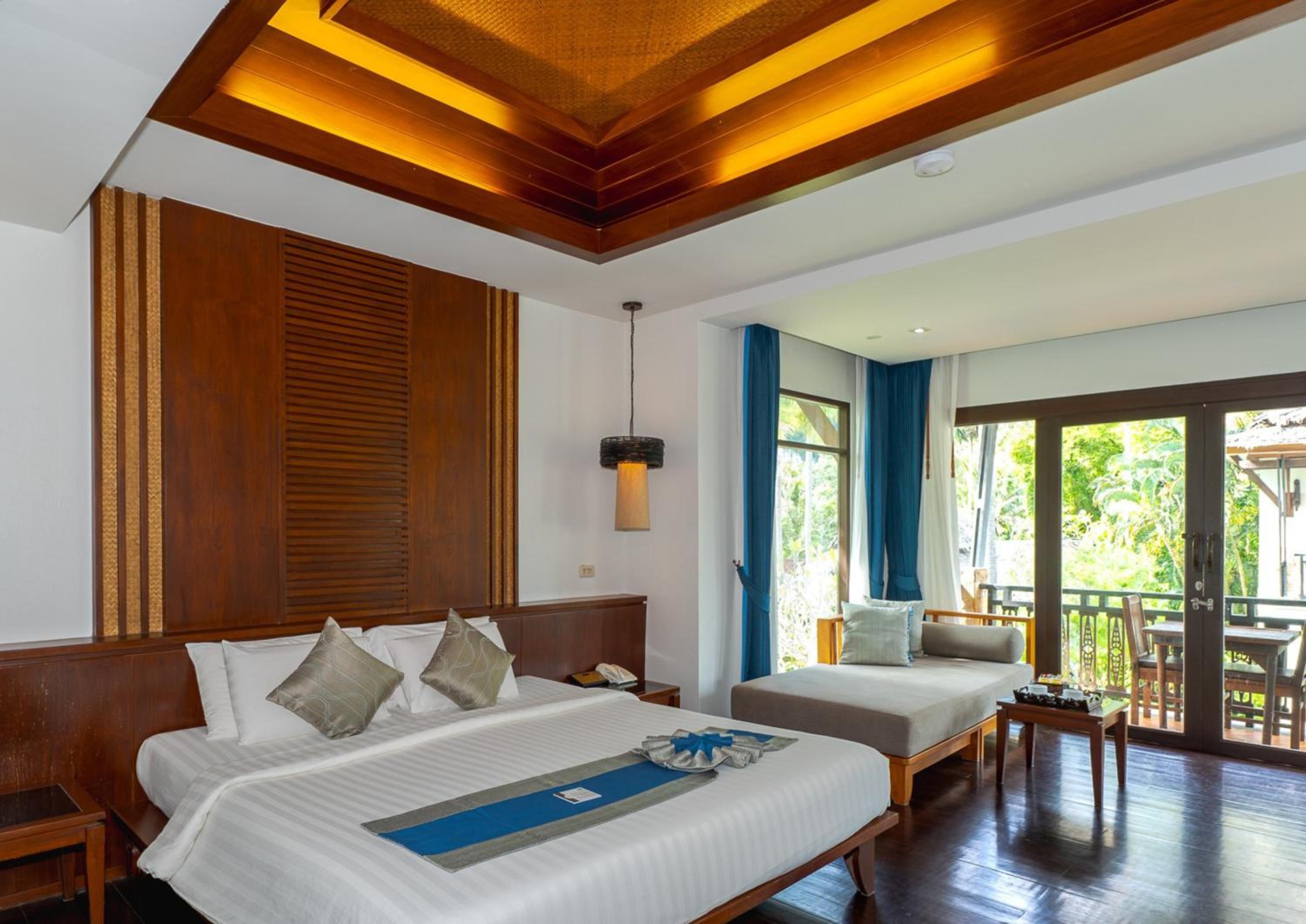 Deluxe, King Bed, Pool View, Sofa