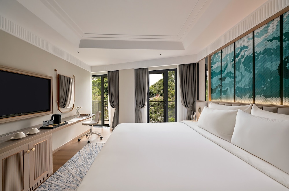 Junior Suite, King Bed, City View, Balcony, La Siesta Premium Lakeside 1/5