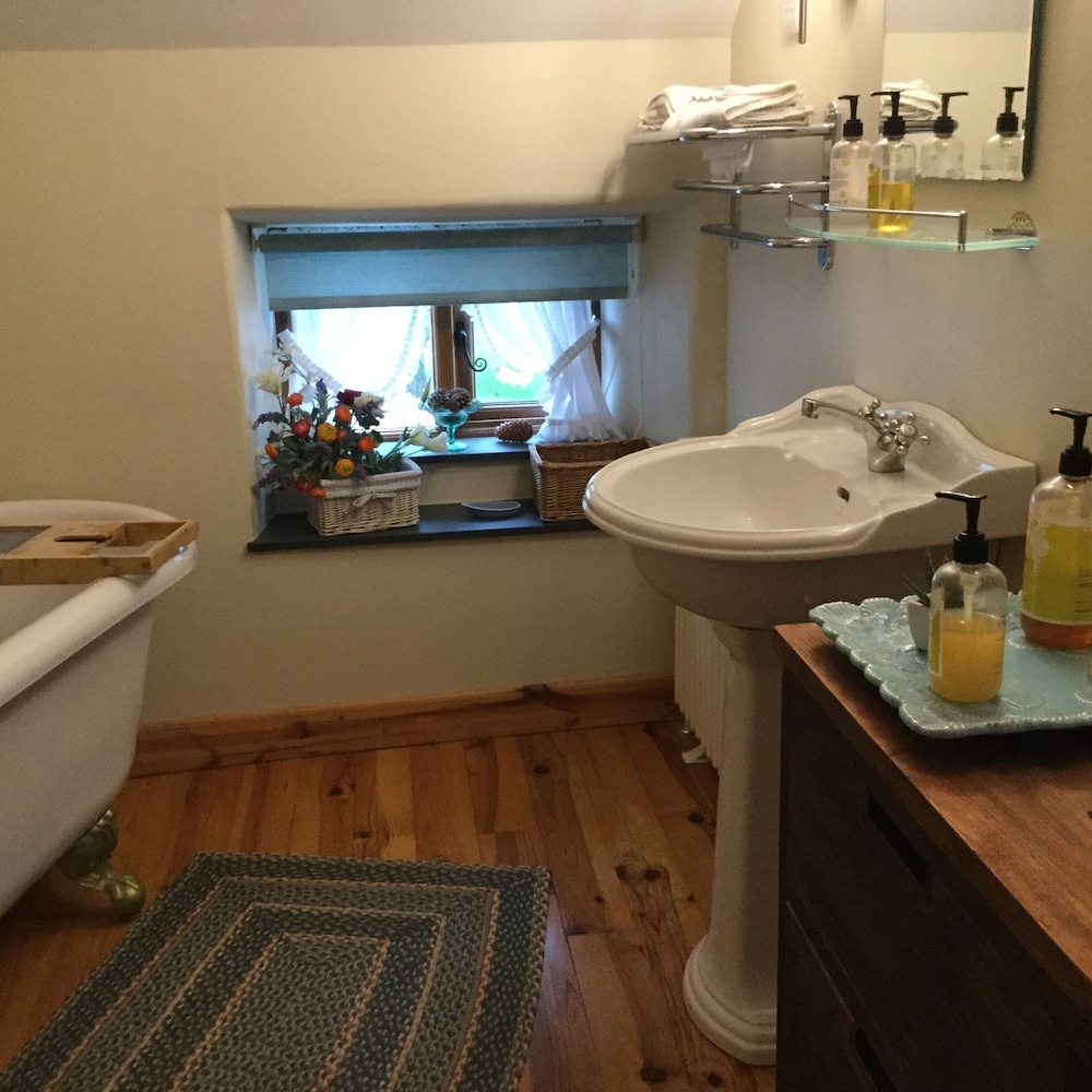 Armidale Cottages Bed & Breakfast 27/28