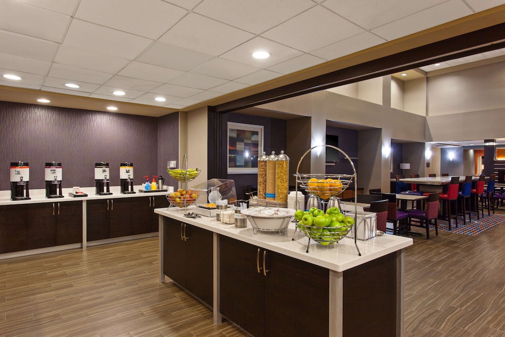 Hampton Inn Suites Merced 19/28