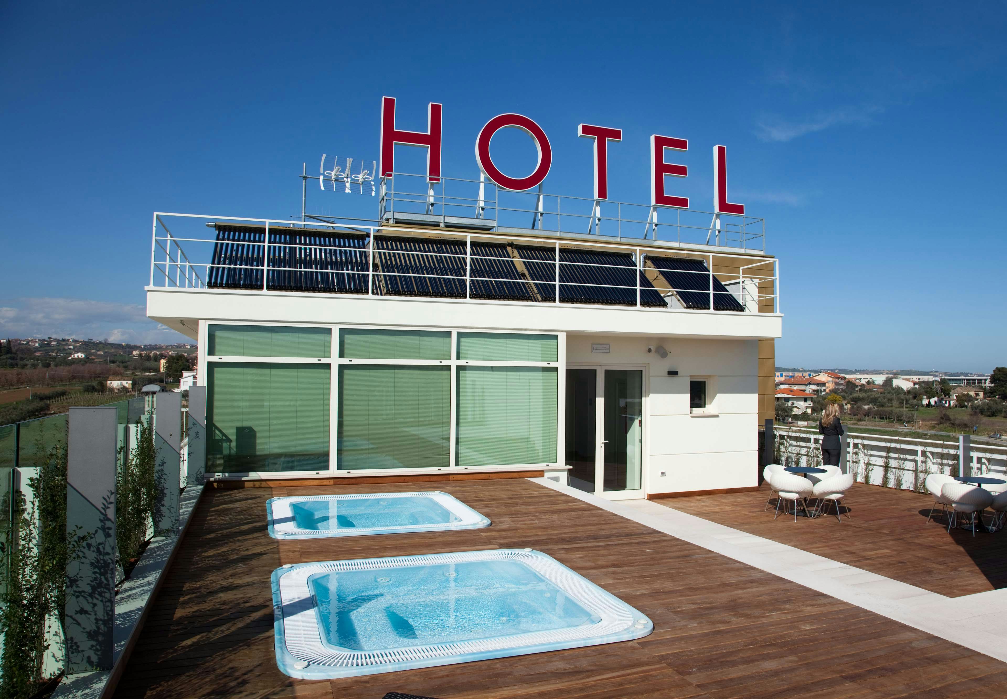 BREAKING BUSINESS HOTEL 3/17