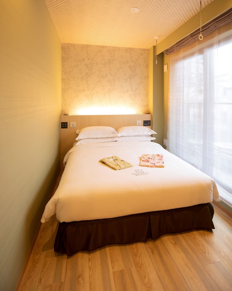 Sola Hotel 9/48