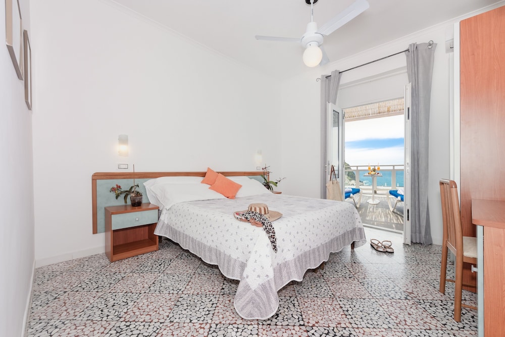 ROOM, DOUBLE OR TWIN BED, SEA VIEW