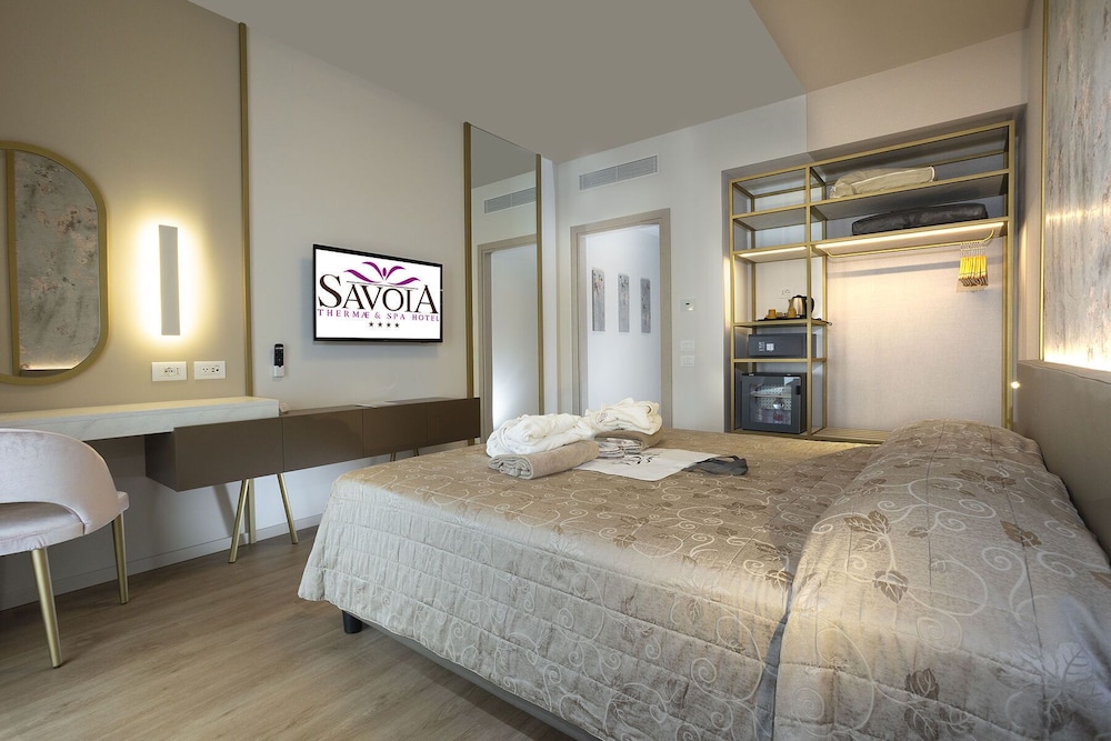ROOM, DOUBLE OR TWIN BED