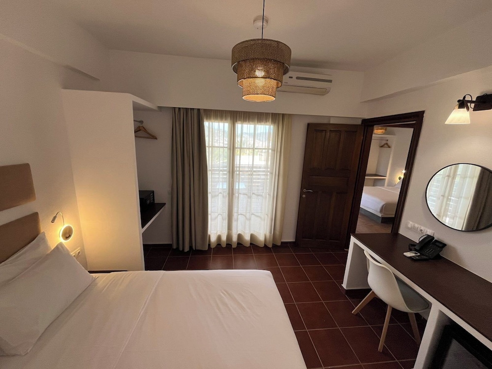 2 Bedrooms, Suite, Double Bed, Garden or Sea View، Skopelos Holidays Hotel 4/5
