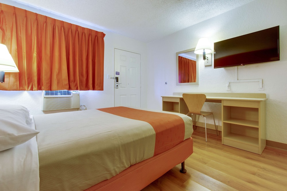STANDARD, QUEEN BED