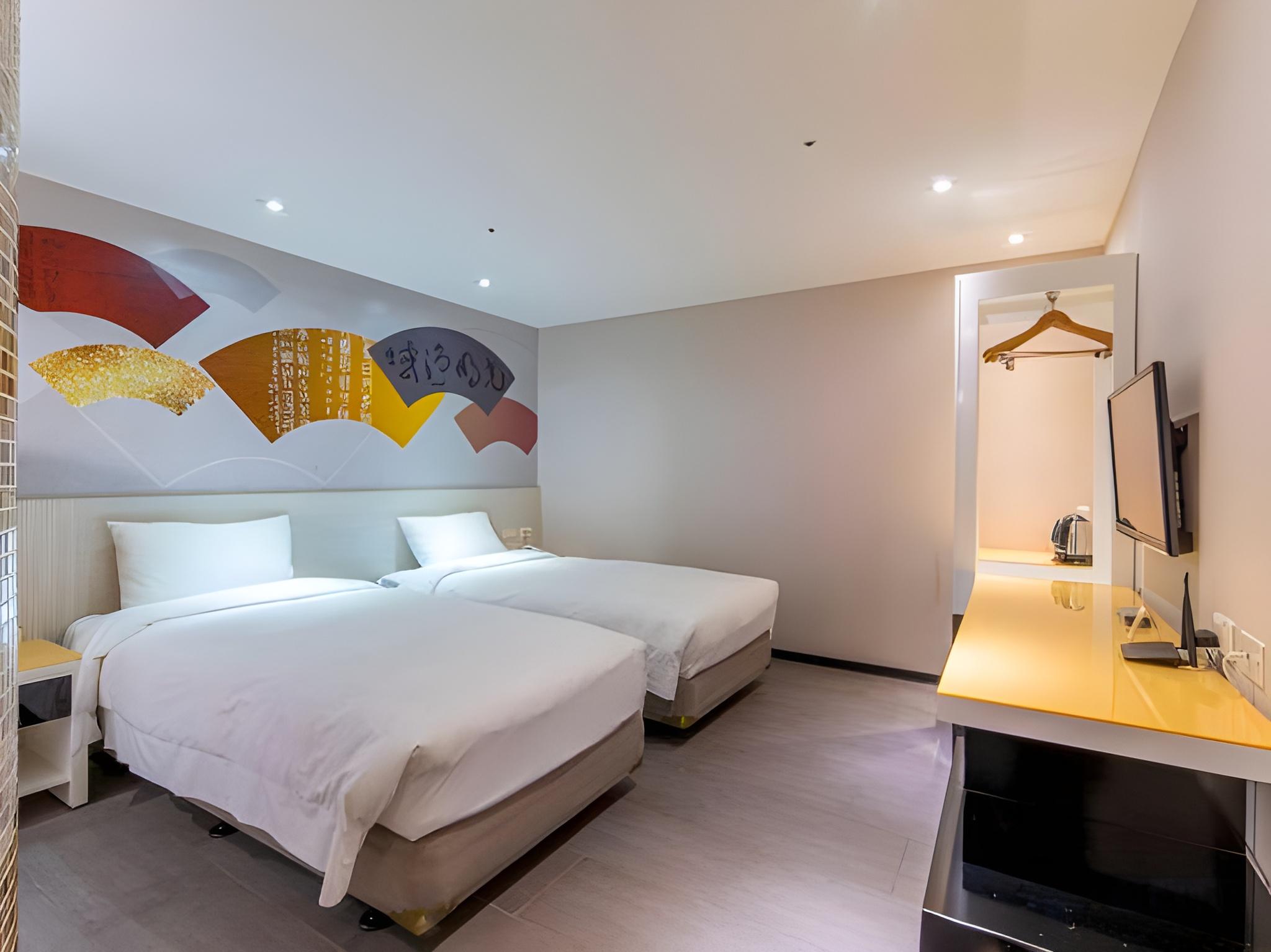 Comfort, Twin Beds, No Window, Bathtub