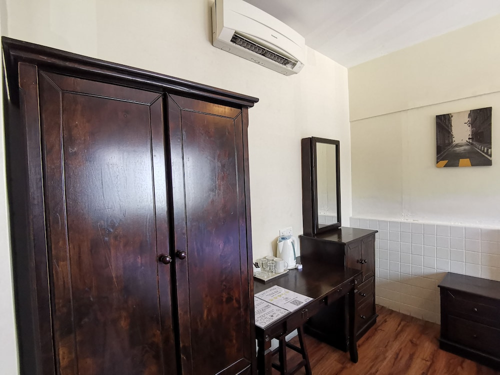 8 BOUTIQUE BY THE SEA HOTEL 50/50