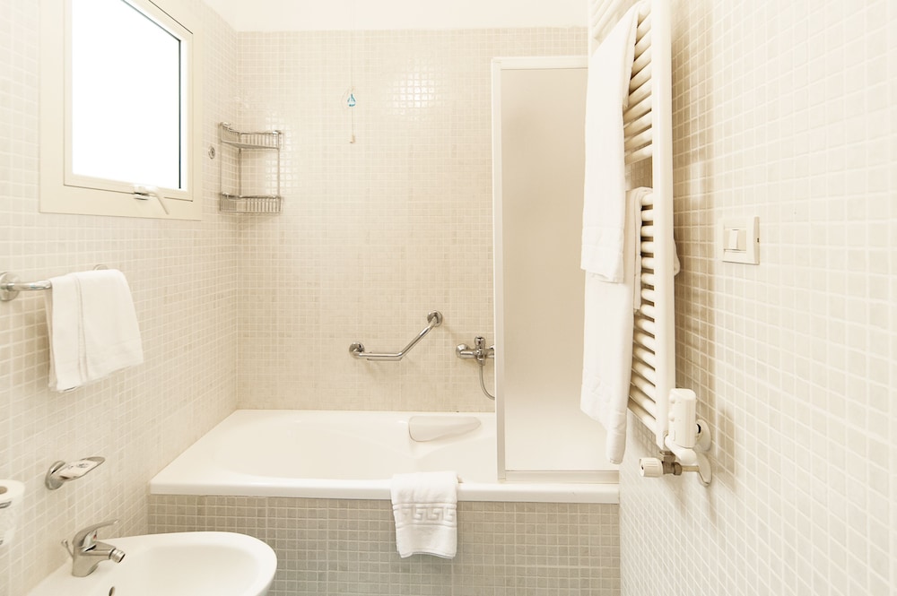Hotel Santa Gilla 24/66
