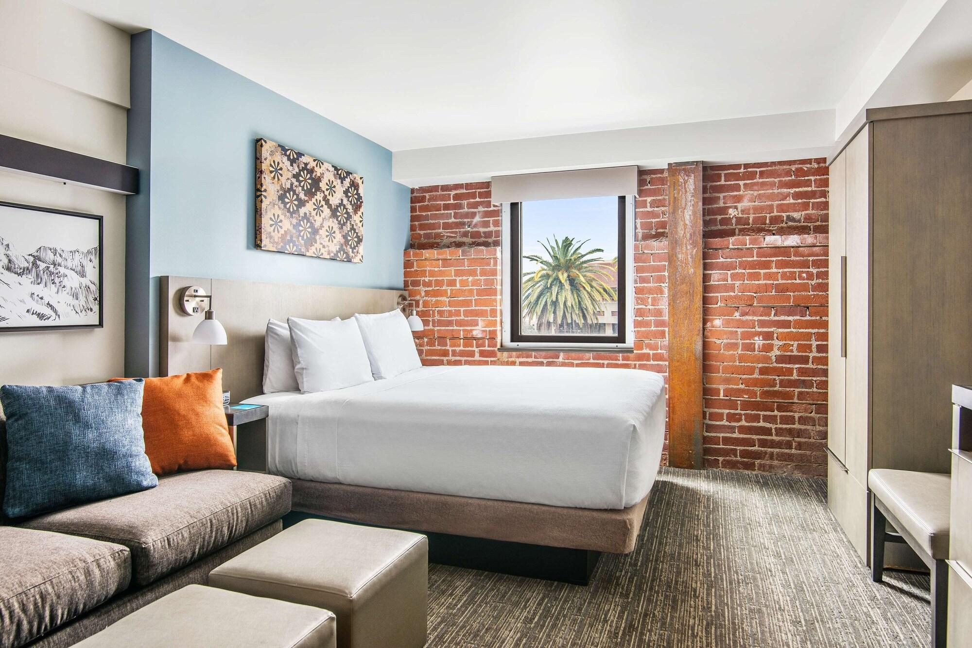 Room, King Bed, Den, Accessible