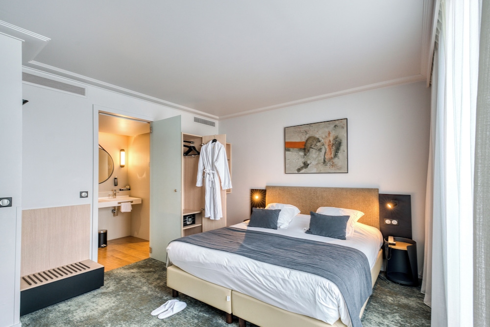 Suite, King Bed, Sofa, Living Area, Terrace