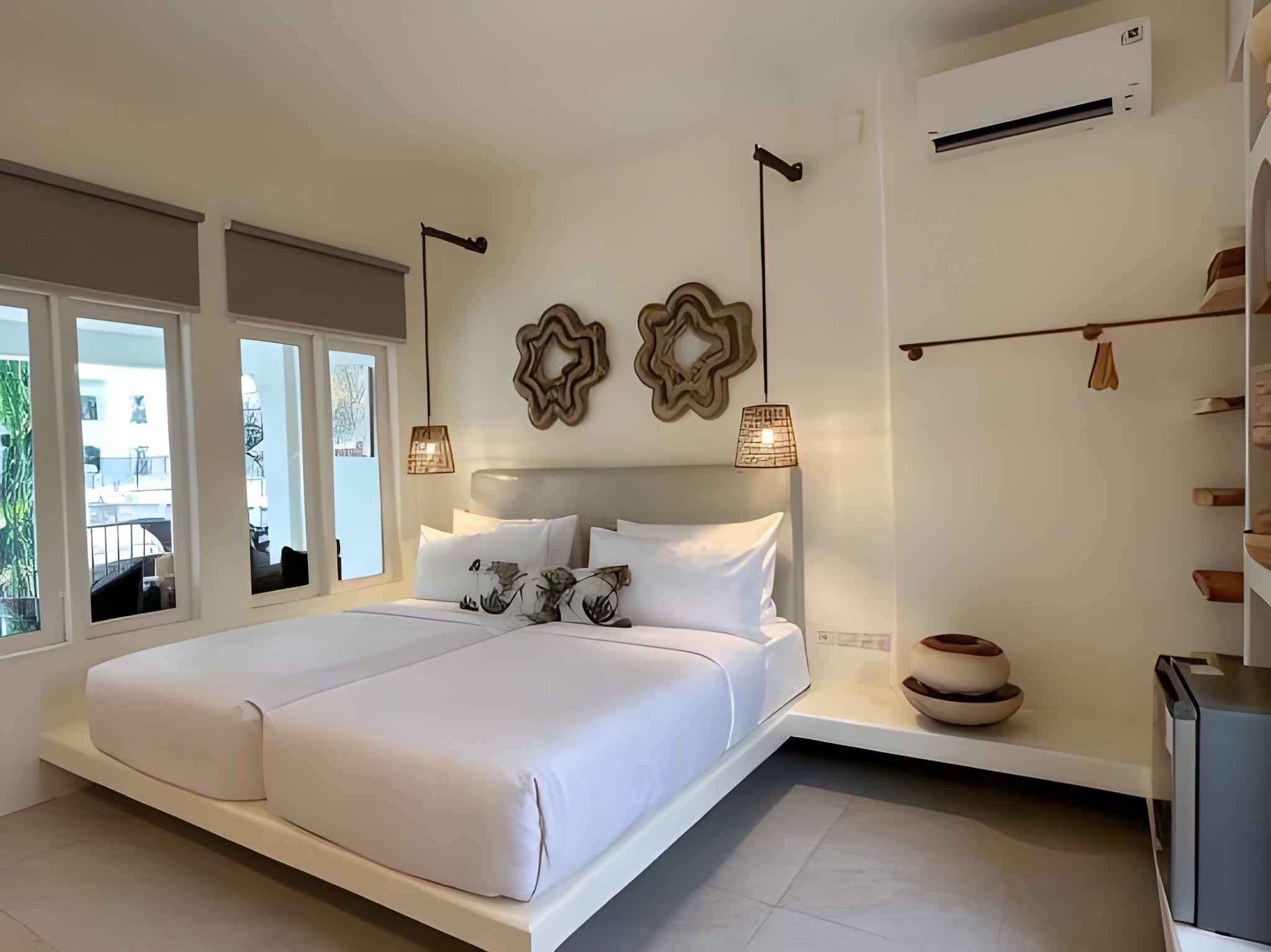 Suite, Queen Bed, Sofa, Bathtub