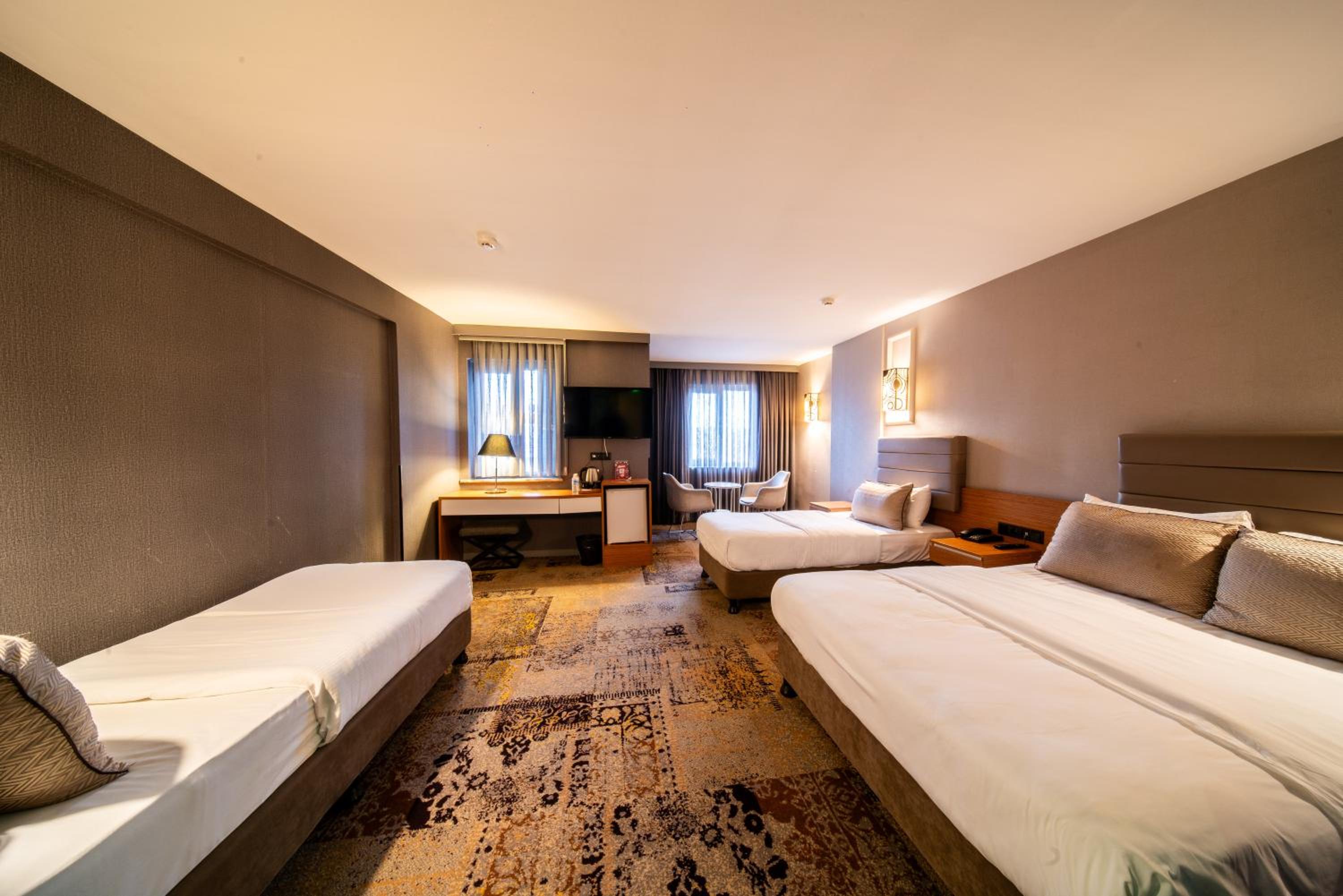 غرفة عائلية بسرير كوين وسريرين منفصلين