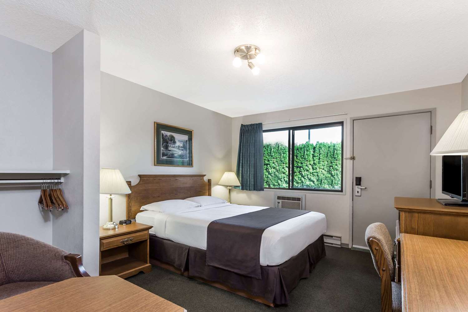 Super 8 by Wyndham Kelowna BC 7/38