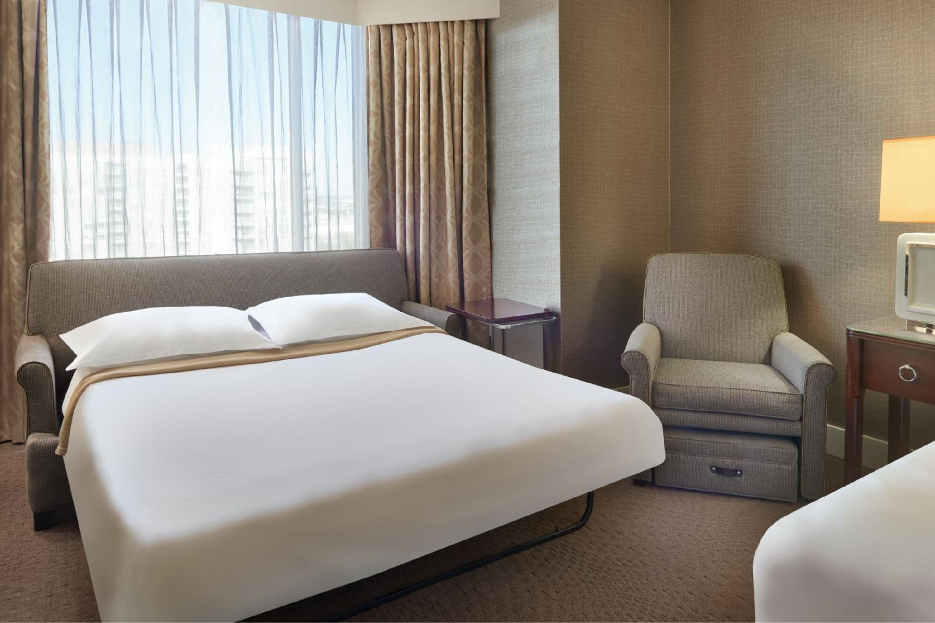 1 Bedroom, Suite, King Bed, Sofa, Club Floor