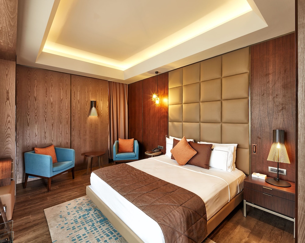 SUITE, CORNER
