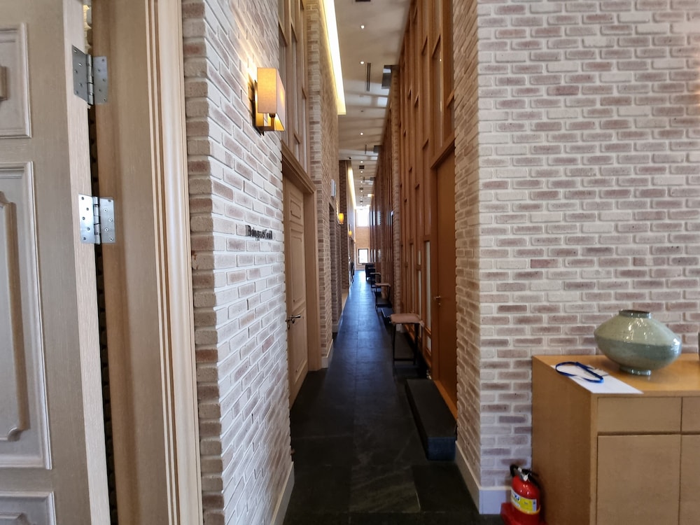 Pine Grove Hotel 35/57
