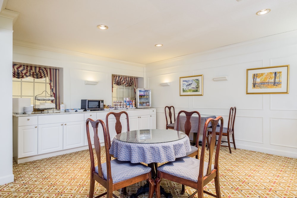 The Farmington Inn &amp; Suites 42/54