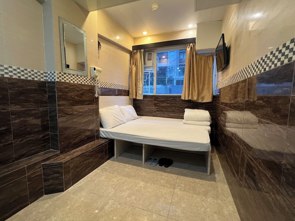 Standard, Twin Beds, No Window