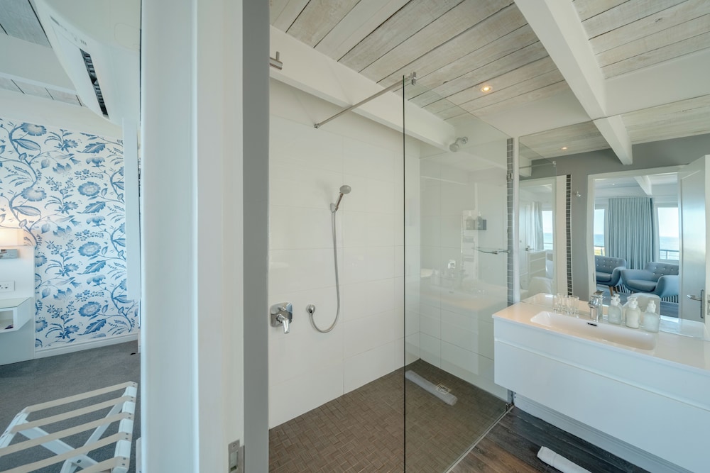 One Marine Drive Boutique Hotel 72/73