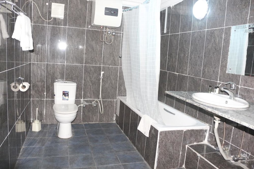 Royal Charlin Hotel And Suites 23/24