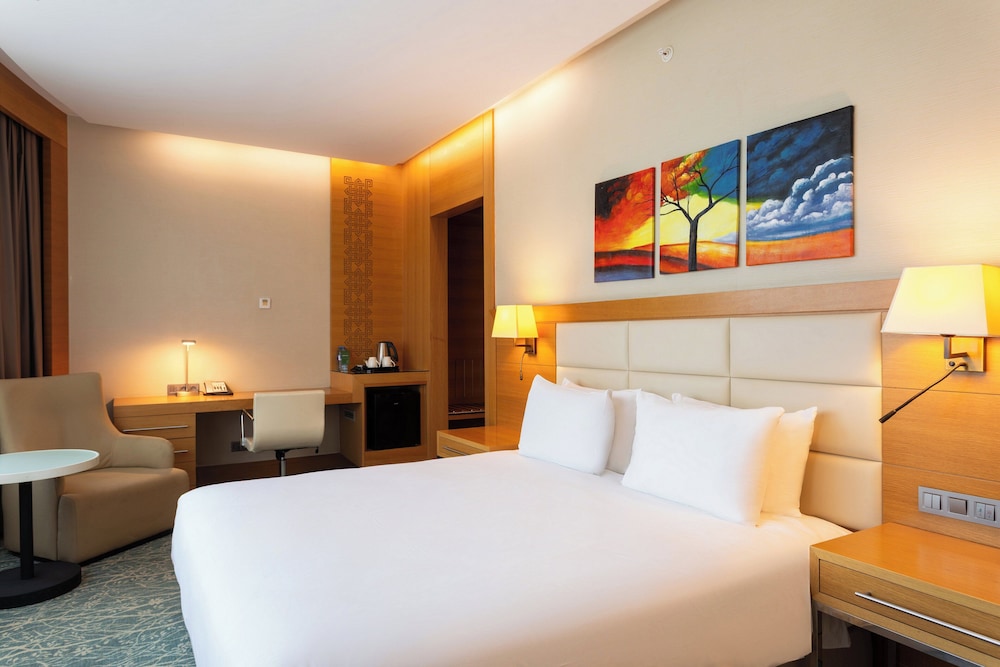 1 King Bed Standard City View