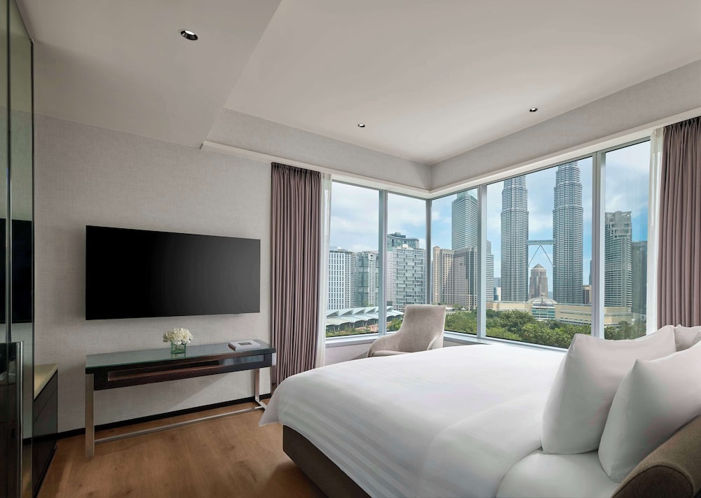 Suite, King Bed, Twin Towers View