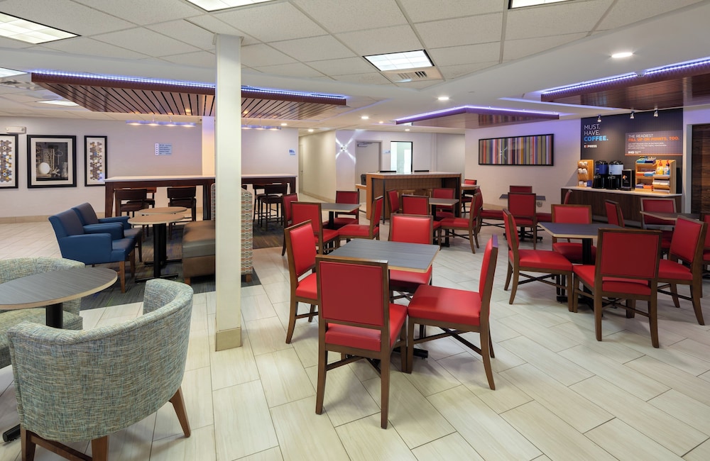 Holiday Inn Express Hotel And Suites Bradley Airport 51/74