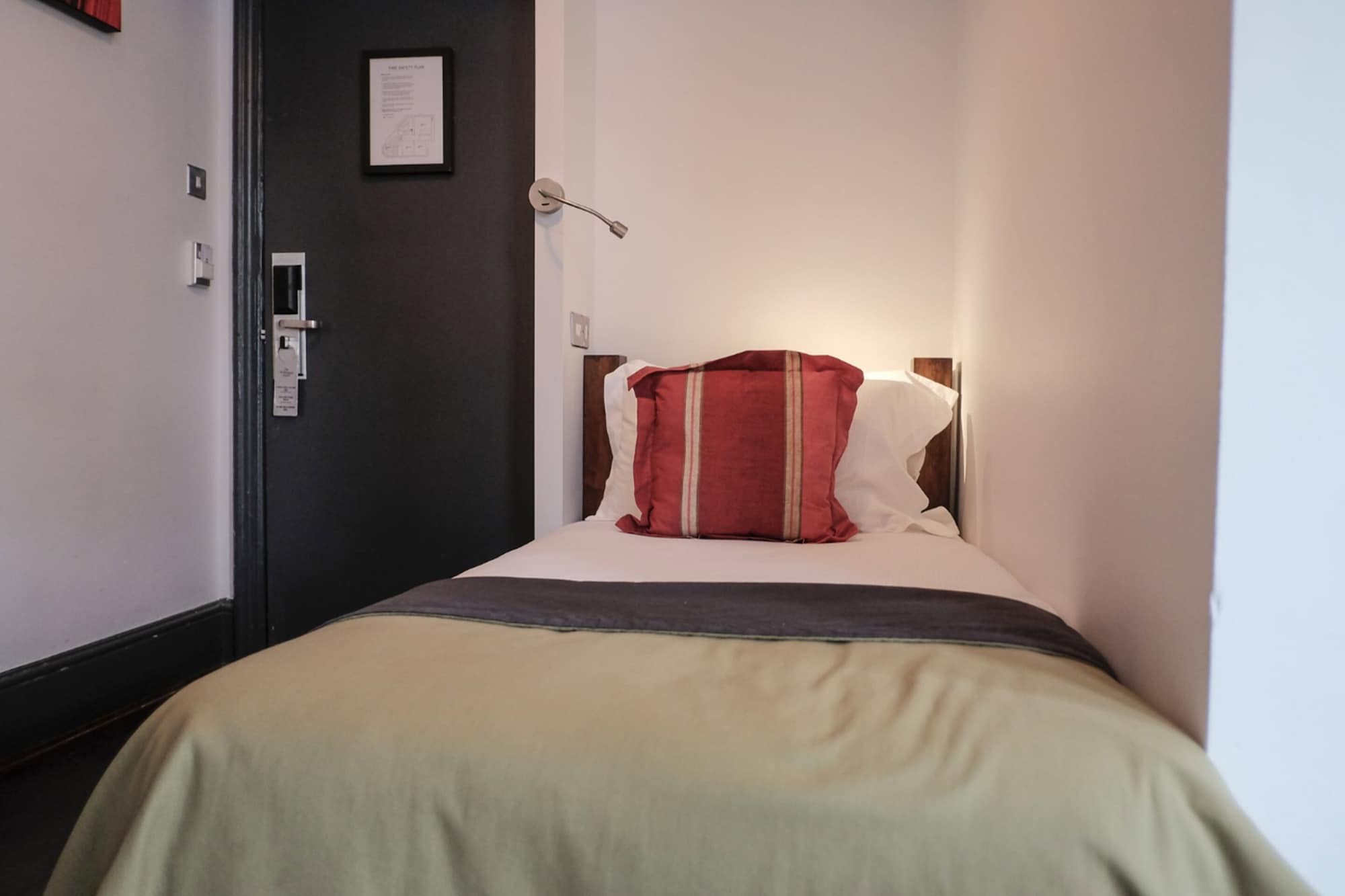 ROOM, SINGLE
