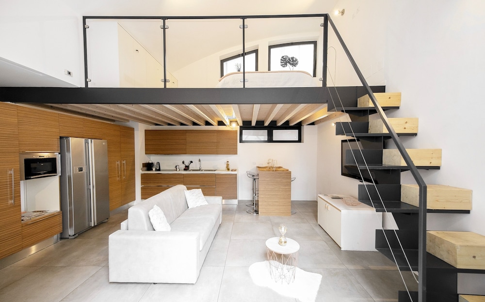 Design Central Apartment 8/24