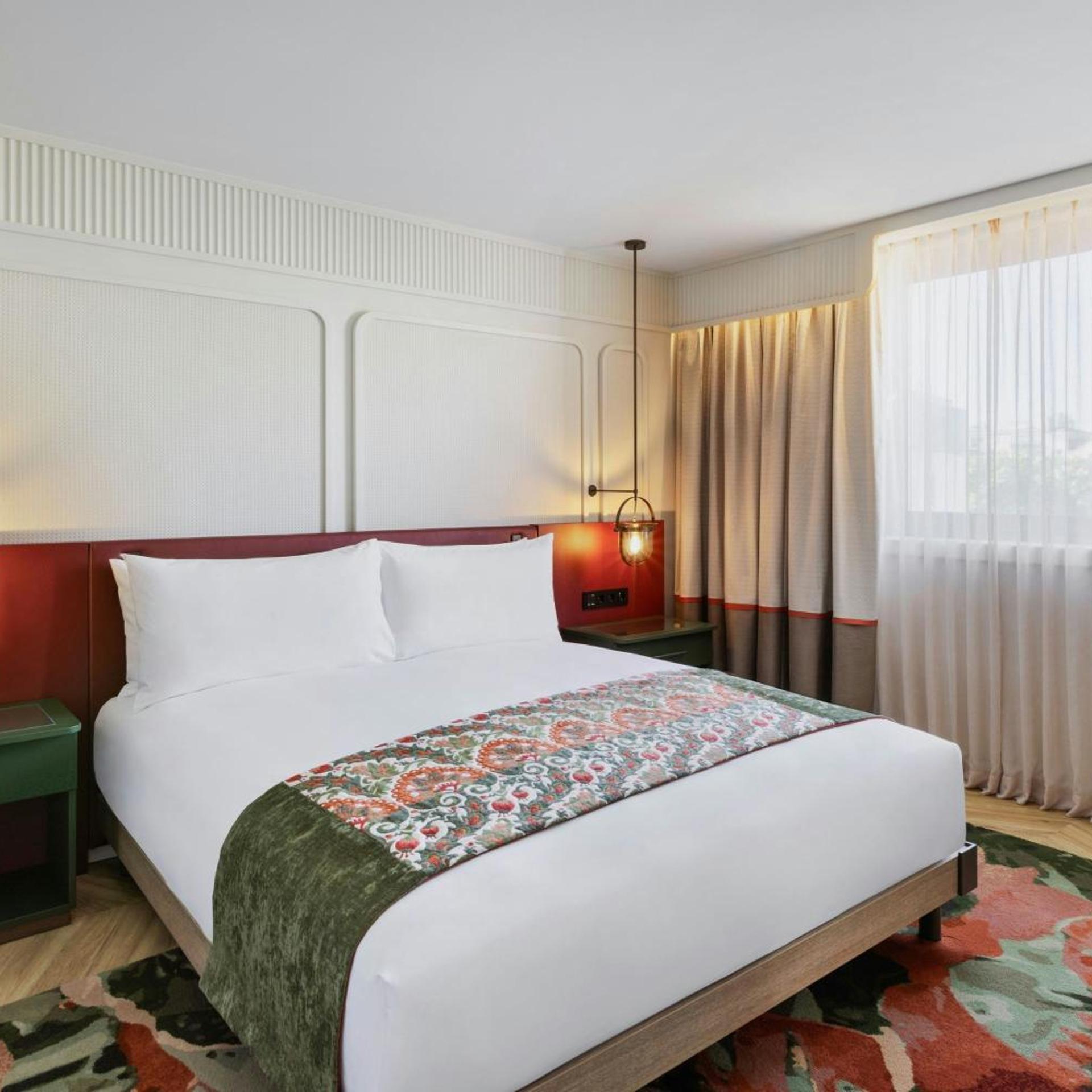 Junior Suite, King Bed, Church View