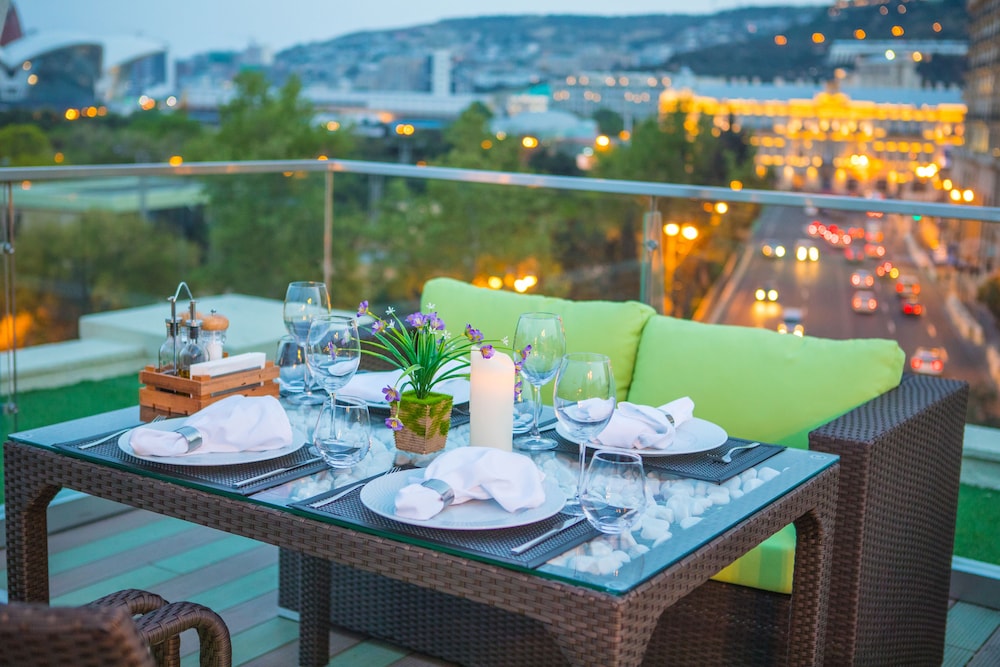 Promenade Hotel 35/50
