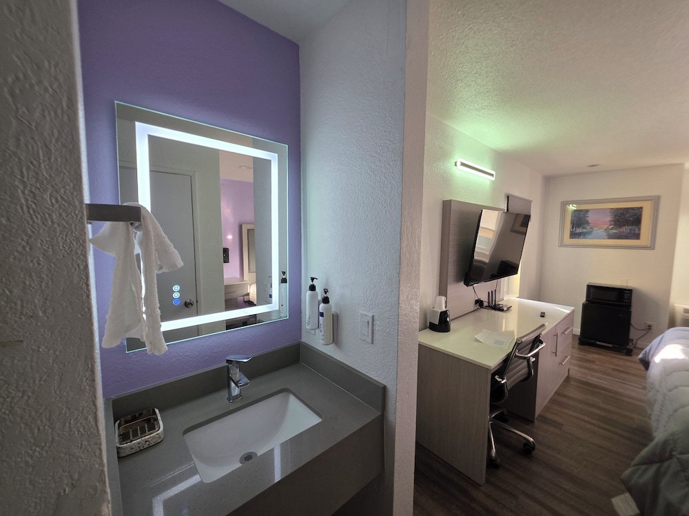The Aqua Pacific Hotel 22/22