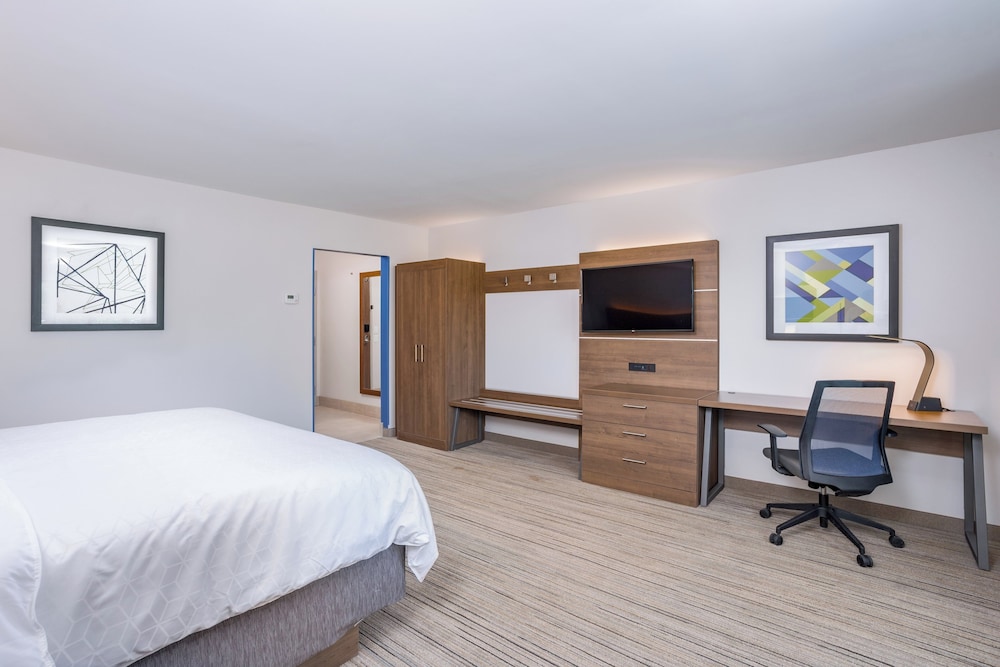 Holiday Inn Express & Suites Elkhart North 15/38