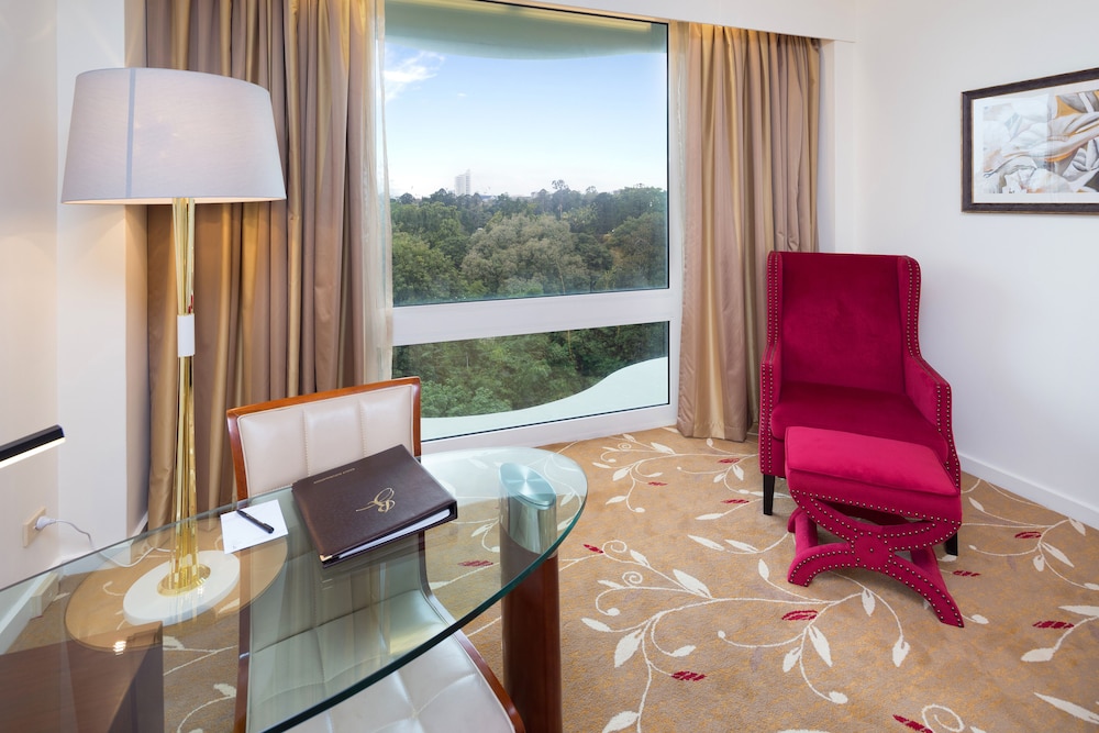 Royal on the Park Hotel and Suites 37/57