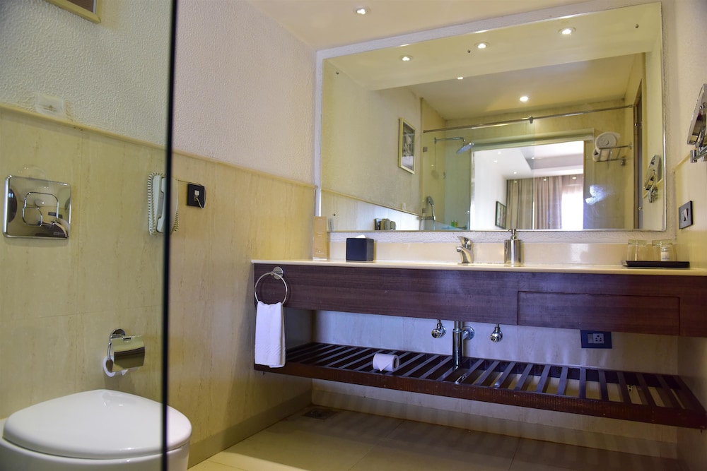 Golden Tulip Candolim Goa 26/77