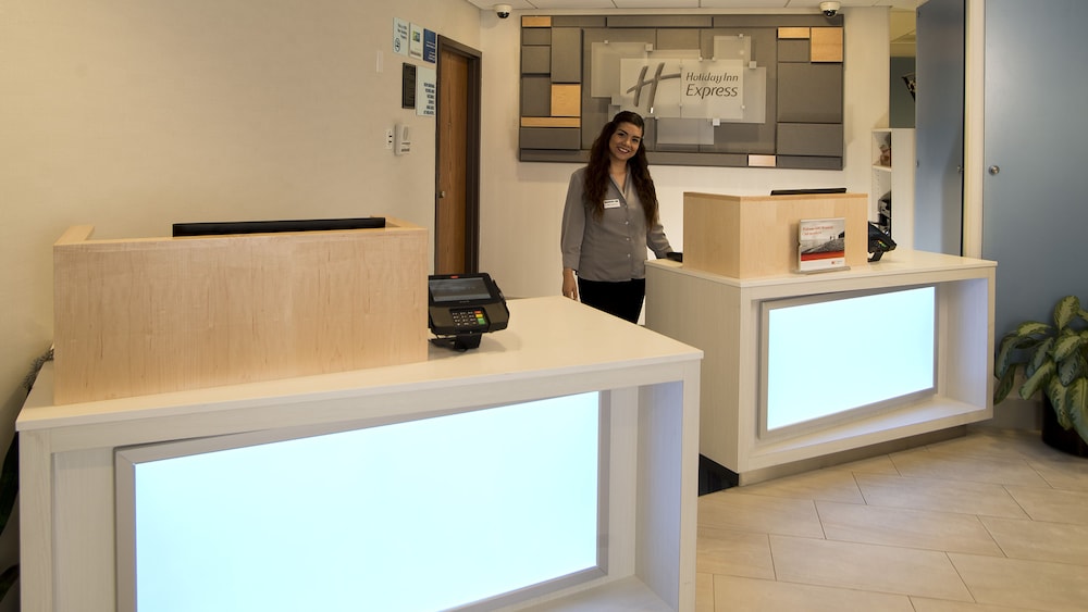 Holiday Inn Express San Antonio-Airport 10/57