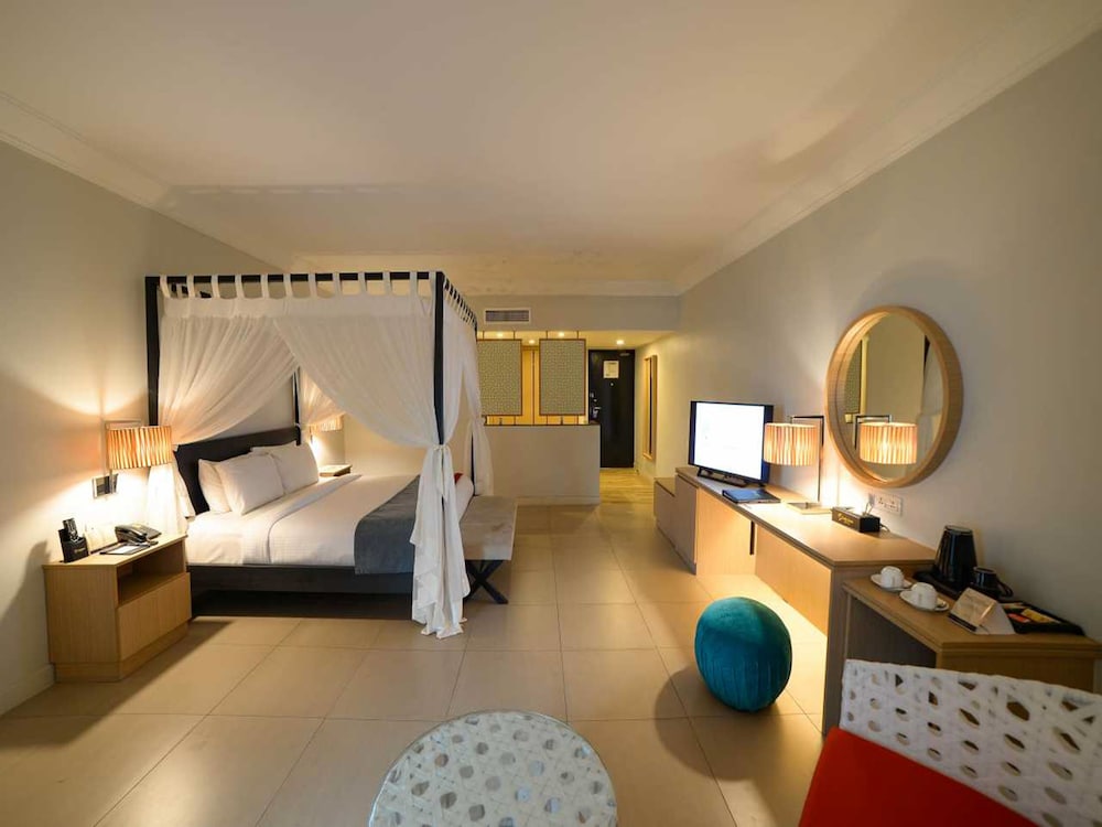 غرفة ديلوكس بسرير كينج بإطلالة على المسبح، Sand & Sandals Desaru Beach Resort & Spa 4/7