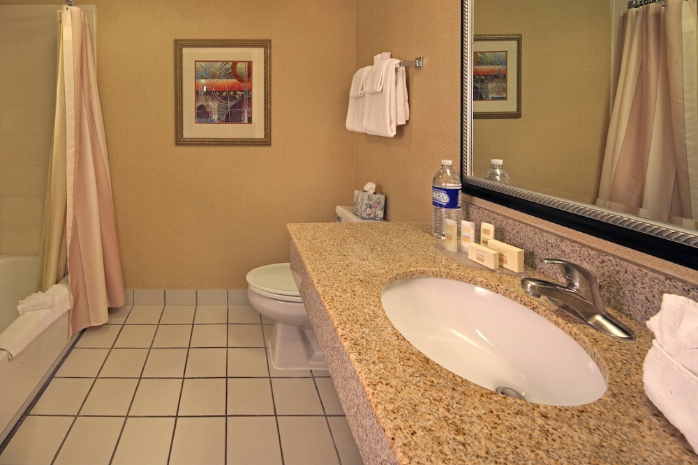Courtyard by Marriott Hartford Cromwell 8/38