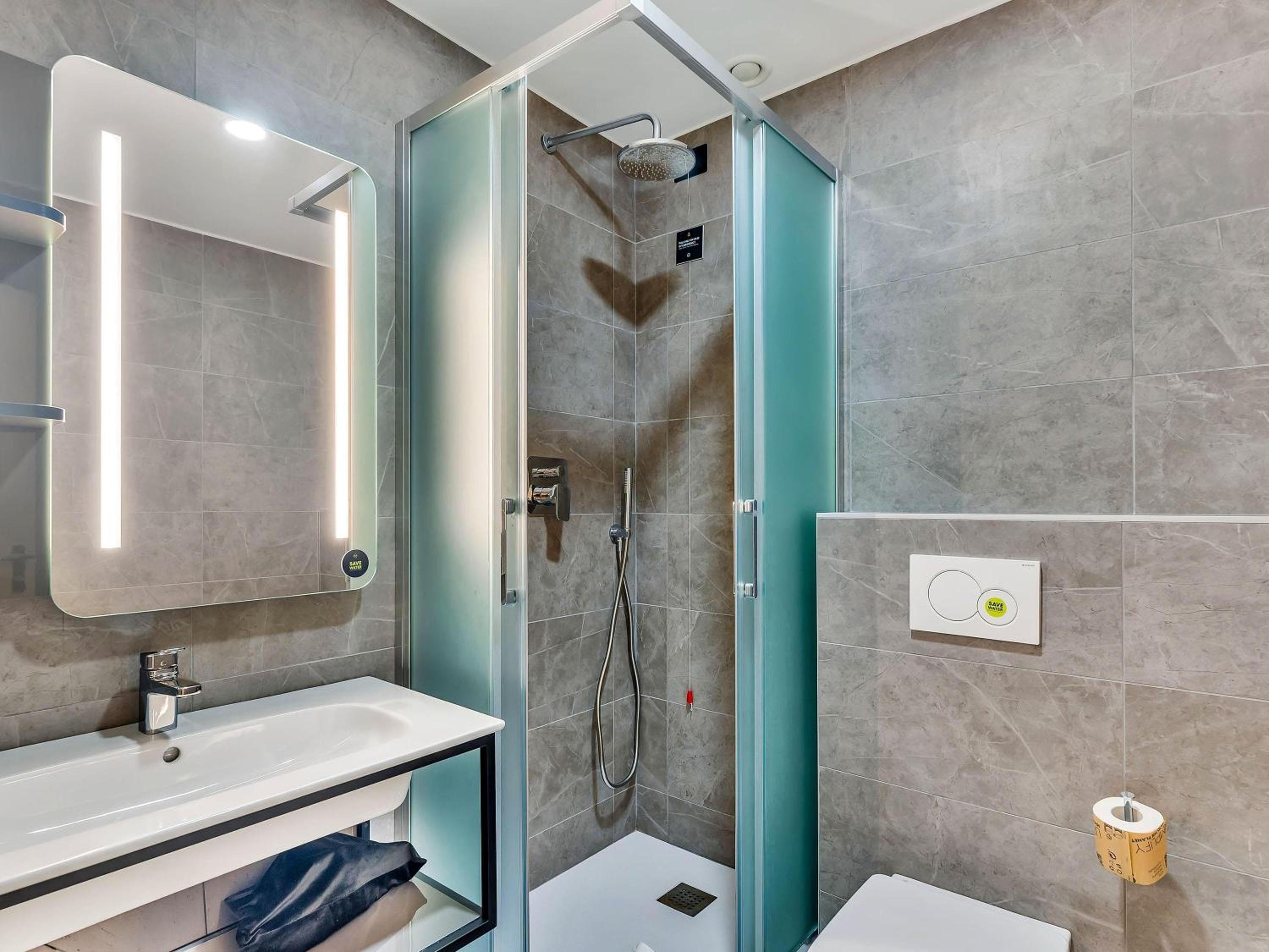 غرفة ثلاثية بسرير كوين وسرير فردي، B&B Hotel Milano Portello 9/9