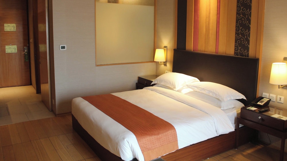 غرفة قياسية بسريرين منفصلين بإطلالة على المسبح للمدخنين، Holiday Inn New Delhi Mayur Vihar Noida 3/10