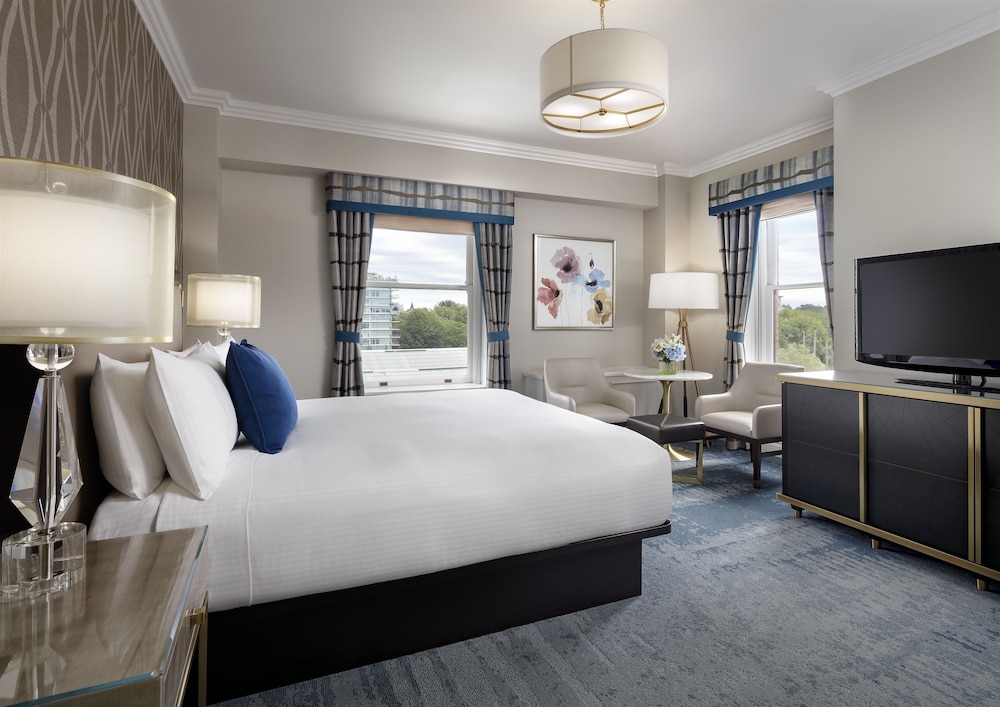 Deluxe, 2 Queen Beds, City View, Fairmont Empress Hotel 2/6