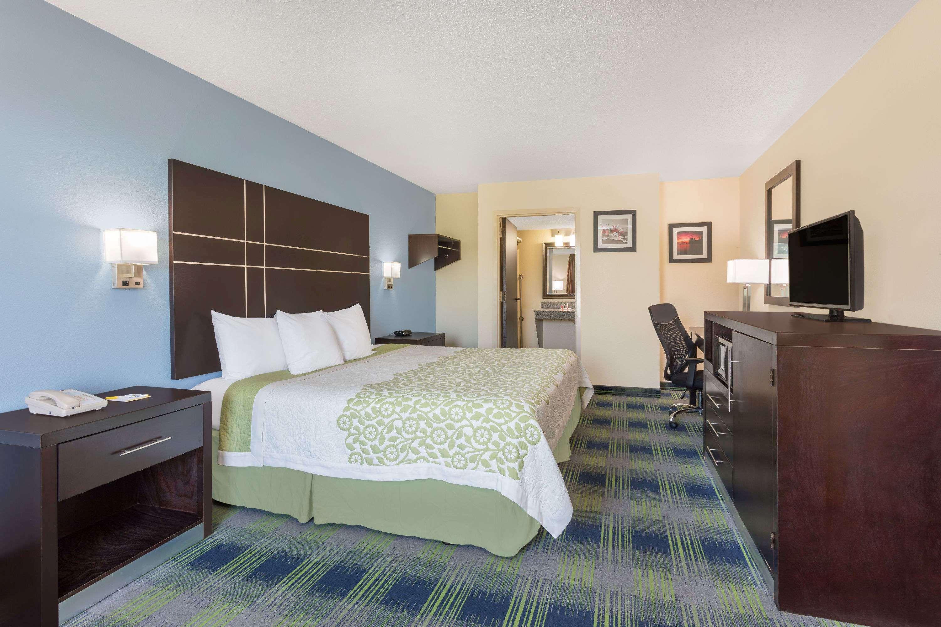 Room at Days Inn by Wyndham Newberry, NEWBERRY - SC