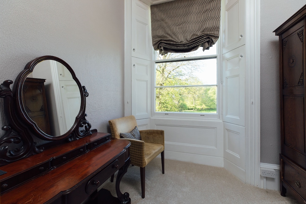Elm Grove Country House 48/50
